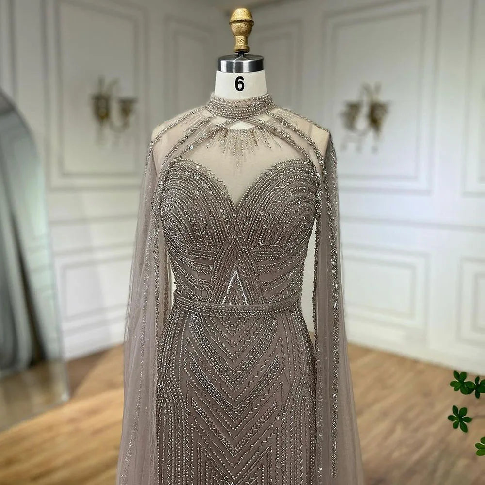 Luxuriöses hautfarbenes Meerjungfrauen-Abendkleid mit Cape-Ärmeln LA72233A