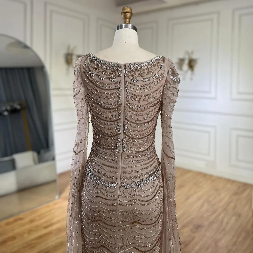 Luxuriöses perlenbesetztes Karamell-Abendkleid mit Cape-Ärmeln LA72604