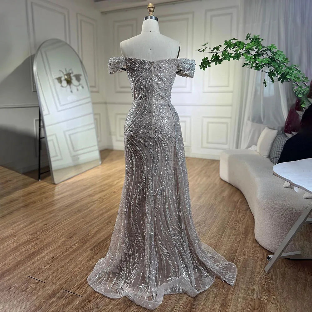 Silbernes, hautfarbenes Meerjungfrau-Abendkleid mit hohem Schlitz und Perlenbesatz LA72262