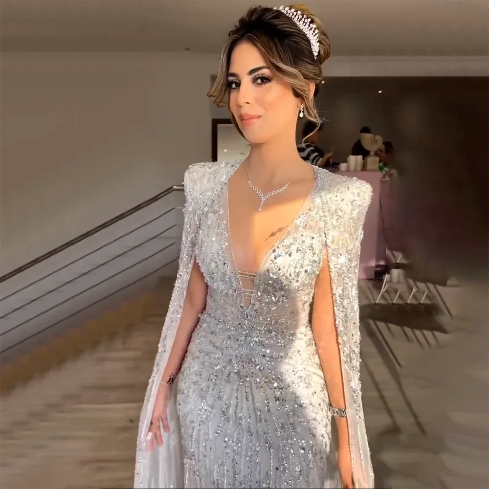 Luxuriöses Abendkleid im Meerjungfrauen-Stil aus Dubai mit Cape und V-Ausschnitt LA72239