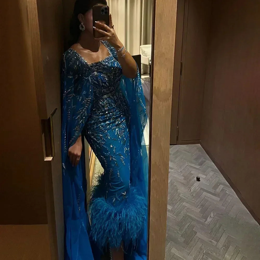 Blaues Meerjungfrau-Abendkleid im Knöchellänge mit Federn und Perlen und Cape LA71841A
