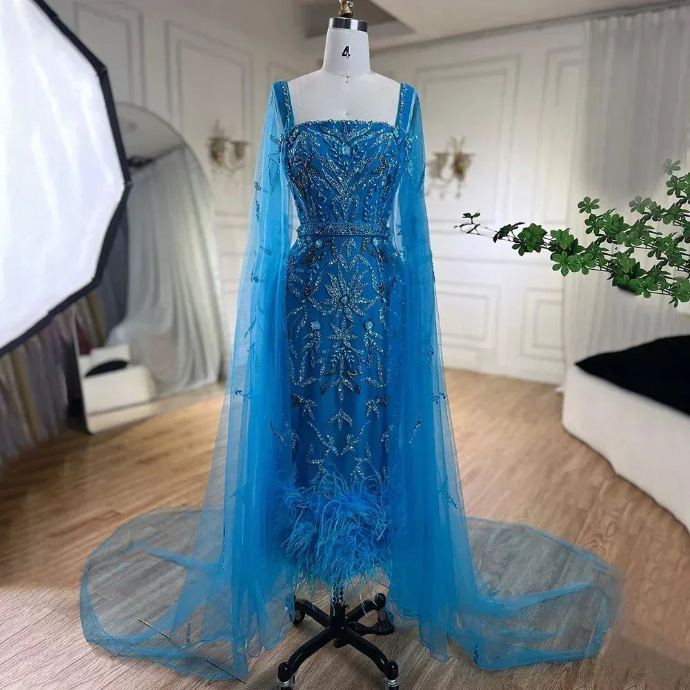 Blaues Meerjungfrau-Abendkleid im Knöchellänge mit Federn und Perlen und Cape LA71841A