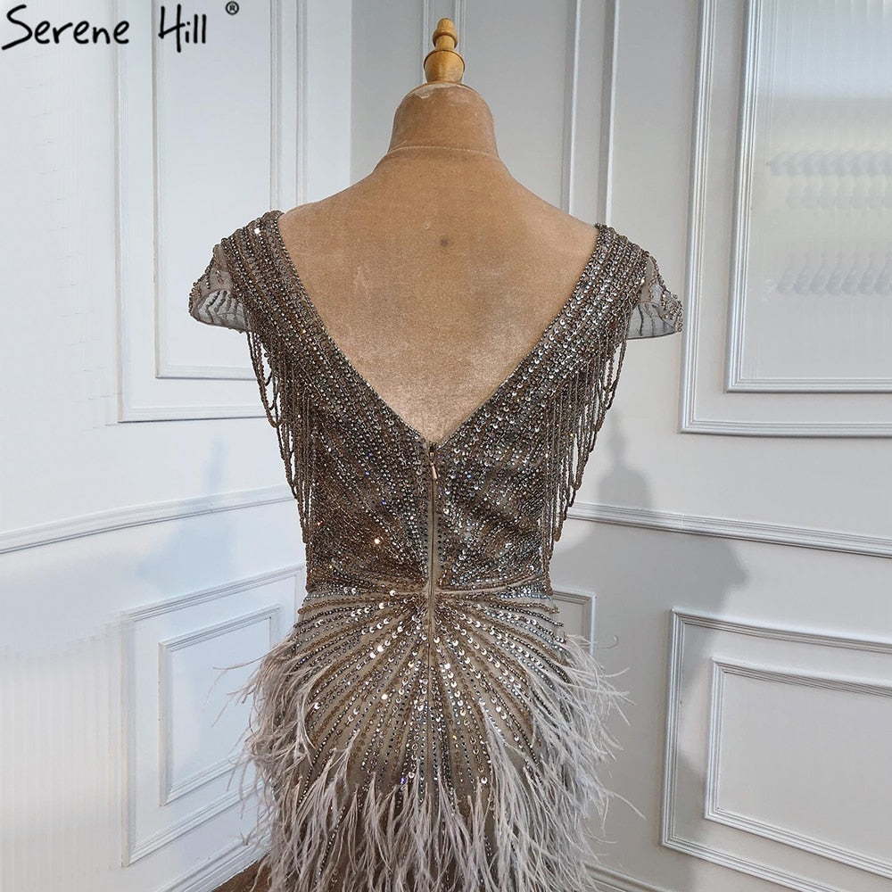 Vestido de noche elegante de sirena marrón con cuentas y plumas LA70801