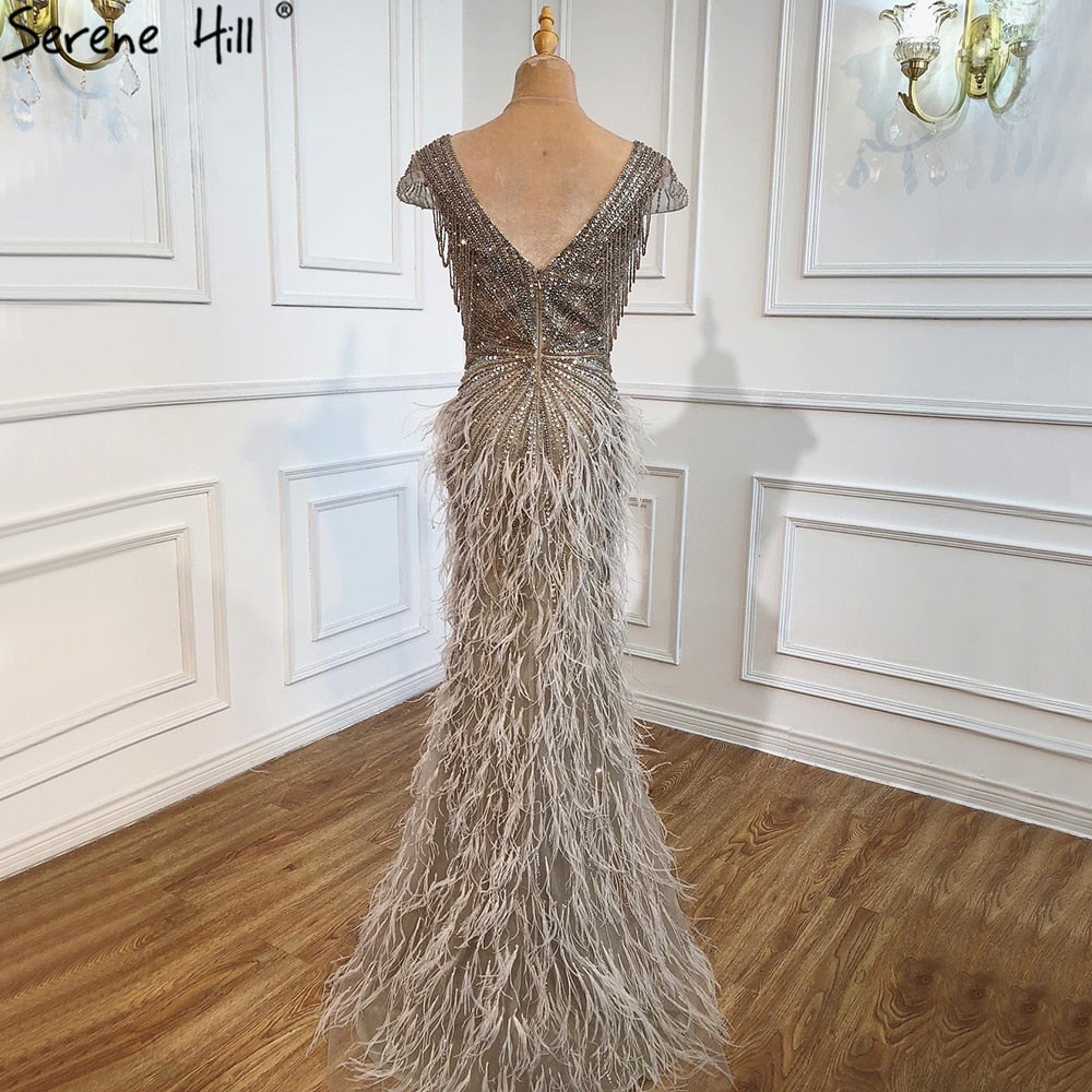 Vestido de noche elegante de sirena marrón con cuentas y plumas LA70801