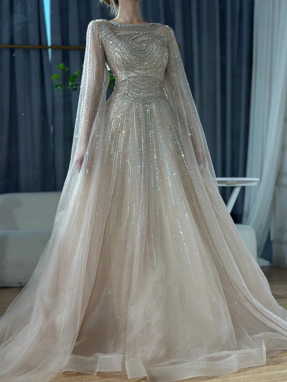 Vestidos de noche árabes saudíes color caramelo con mangas capa, corte A y cuentas para bodas 2025 LA72799