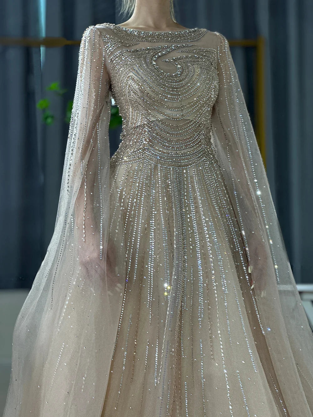 Vestidos de noche árabes saudíes color caramelo con mangas capa, corte A y cuentas para bodas 2025 LA72799