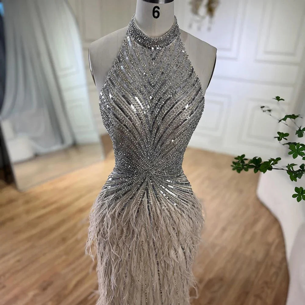 Vestido de noche estilo sirena, de lujo, estilo Dubái, con cuello halter, plumas beige y cuentas, para mujer, para boda, fiesta, 2025, LA70623A