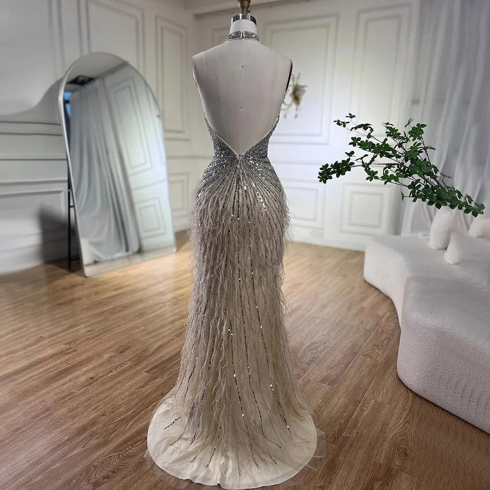 Vestido de noche estilo sirena, de lujo, estilo Dubái, con cuello halter, plumas beige y cuentas, para mujer, para boda, fiesta, 2025, LA70623A