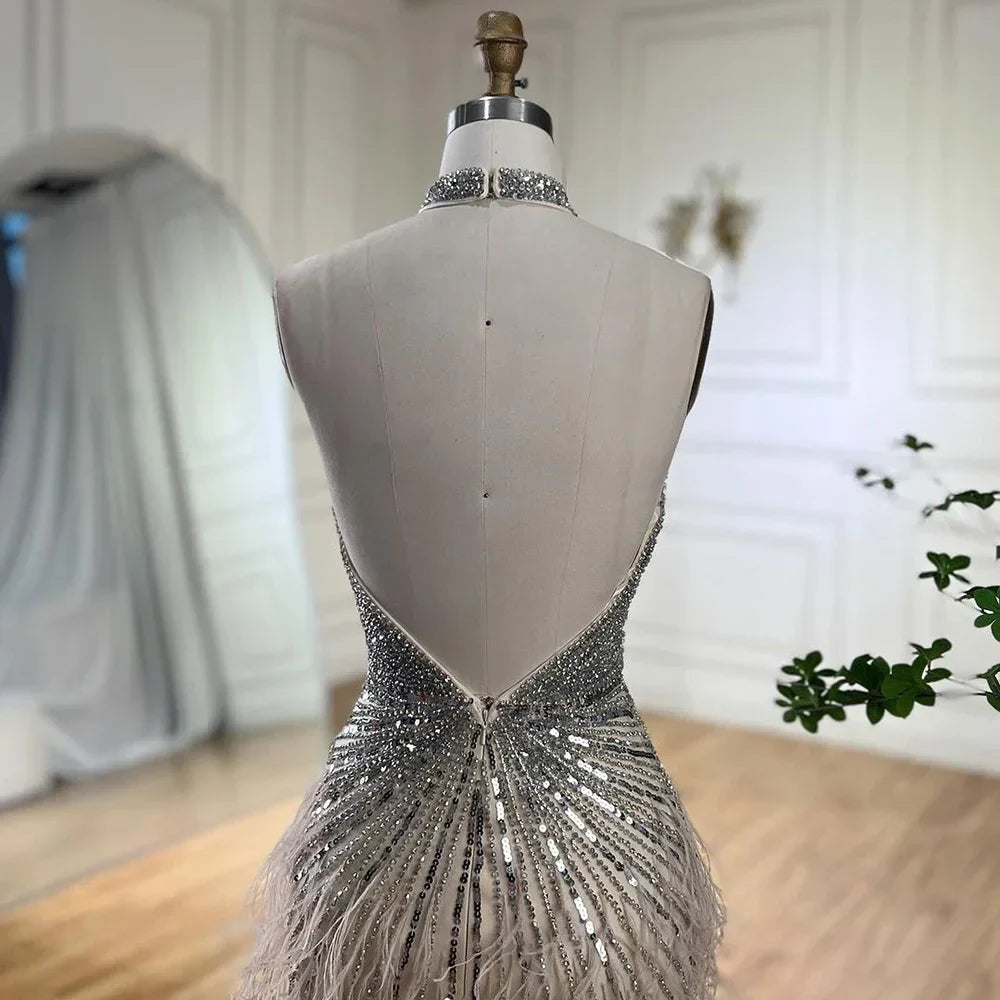 Vestido de noche estilo sirena, de lujo, estilo Dubái, con cuello halter, plumas beige y cuentas, para mujer, para boda, fiesta, 2025, LA70623A