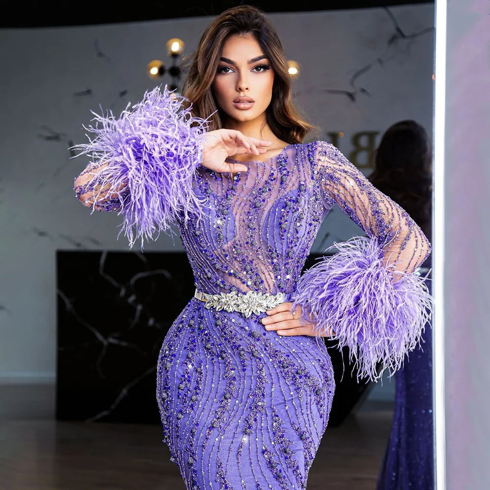 Elegante vestido de noche estilo sirena con plumas moradas y cuentas | Vestido de lujo para boda de mujer 2025 LA72367
