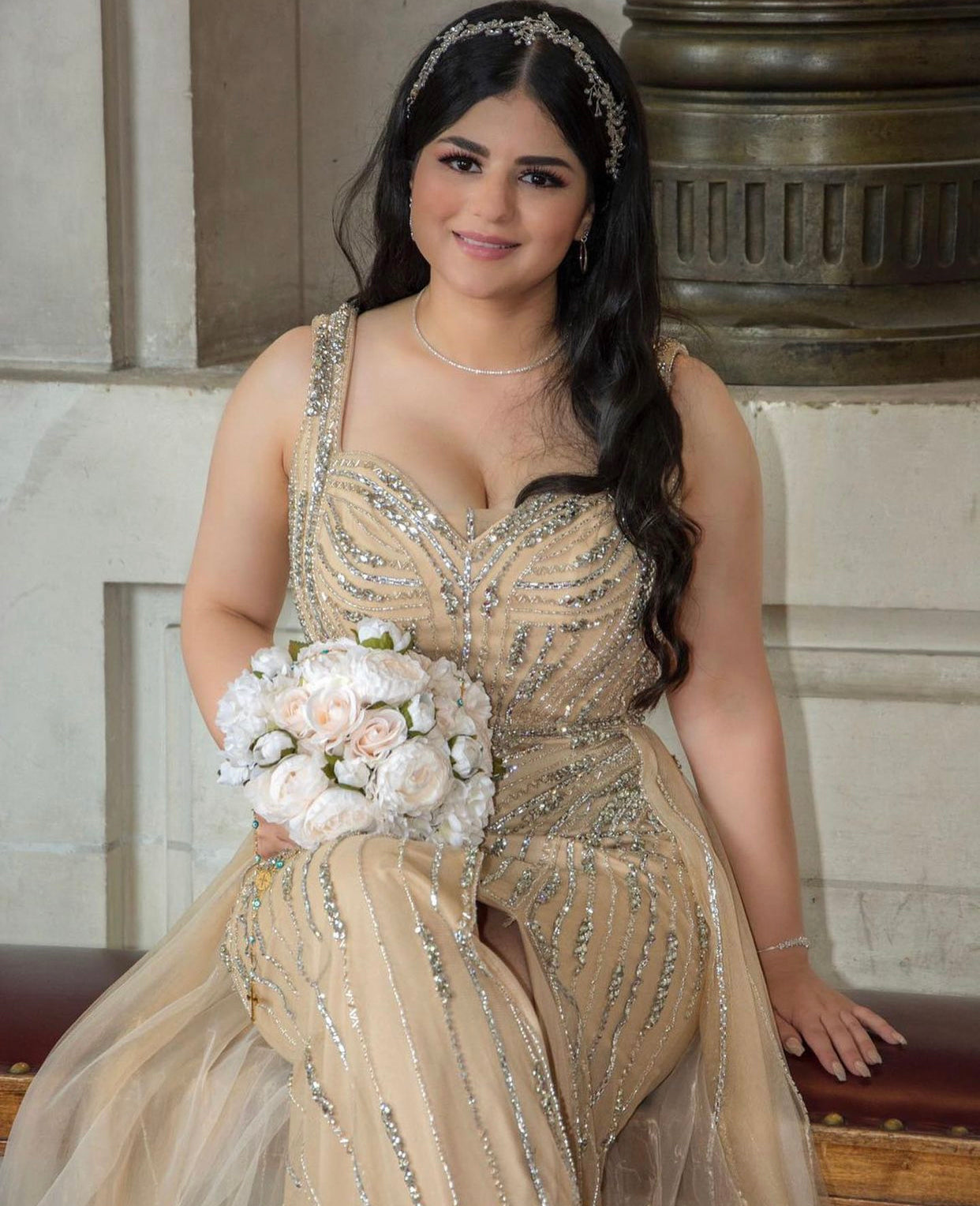 Vestidos de noche dorados de lujo con abertura alta, elegantes vestidos de fiesta de sirena con cuentas 2025 LA71373