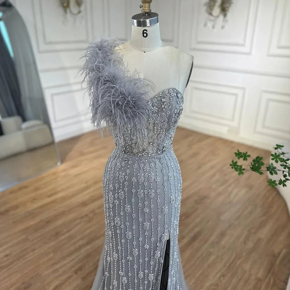 Vestido de noche de lujo con escote sirena gris, un hombro, abertura alta, cuentas y plumas, para mujer, fiesta 2025 LA72347