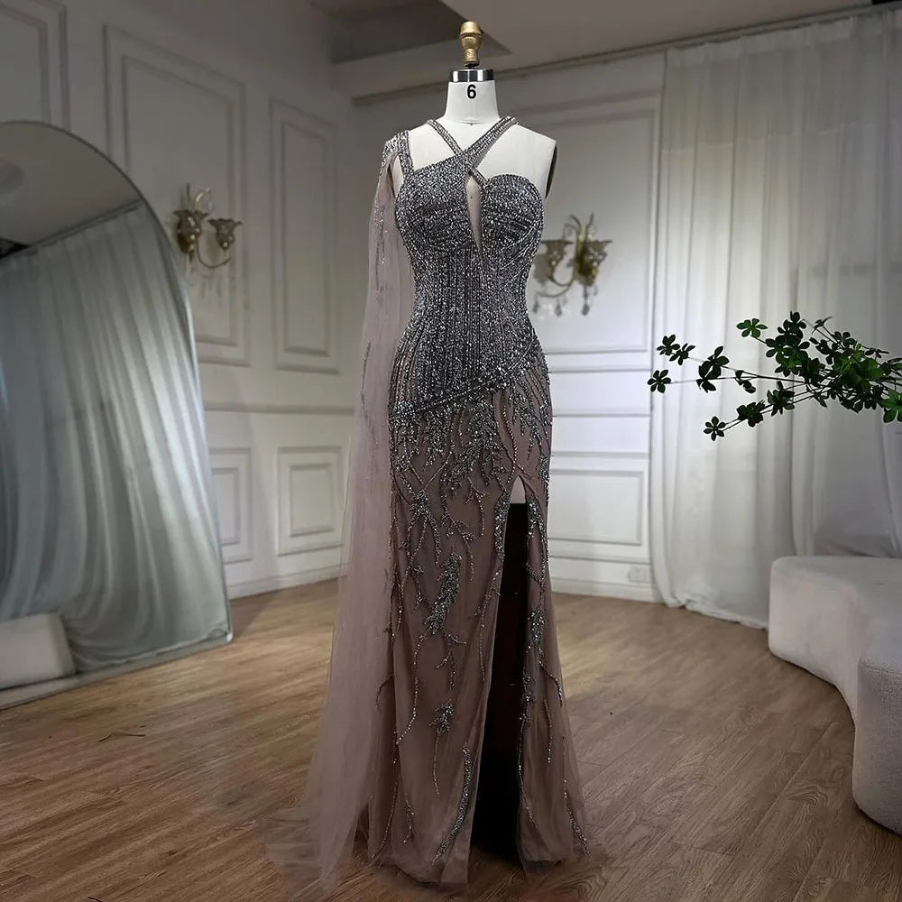 Vestido de noche estilo sirena, color gris nude, con un solo hombro, mangas estilo capa, abertura alta y cuentas, largo para mujer, fiesta LA72368