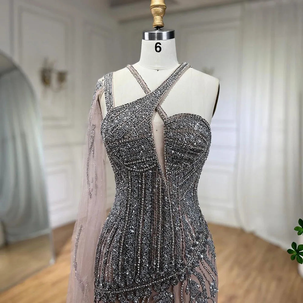 Vestido de noche estilo sirena, color gris nude, con un solo hombro, mangas estilo capa, abertura alta y cuentas, largo para mujer, fiesta LA72368