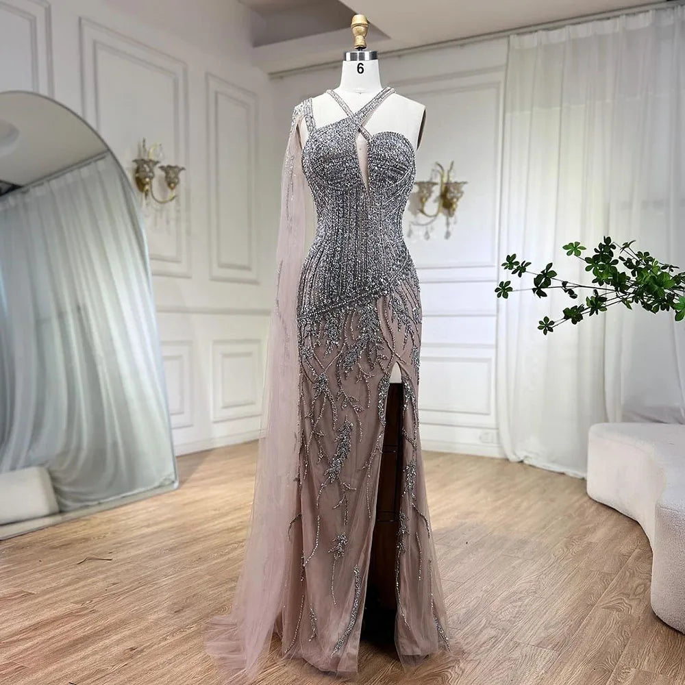 Vestido de noche estilo sirena, color gris nude, con un solo hombro, mangas estilo capa, abertura alta y cuentas, largo para mujer, fiesta LA72368