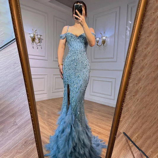 Vestido de noche largo con escote sirena, hombros descubiertos, plumas y cuentas, color verde, para mujer, 2025, LA71650A