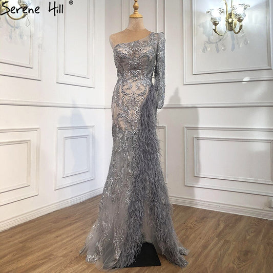 Vestido de noche sexy de sirena con abertura alta en gris 2025, vestido formal de un solo hombro con plumas y cuentas, diseño LA70691