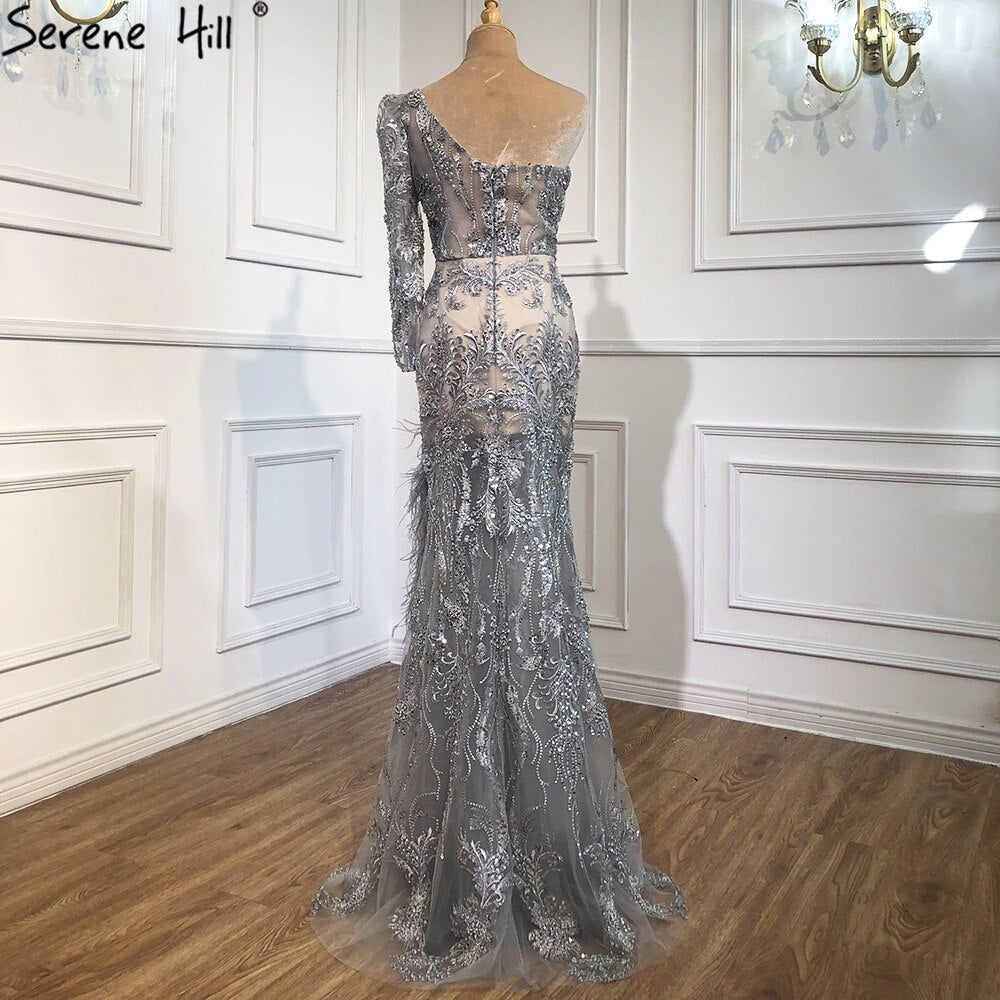 Vestido de noche sexy de sirena con abertura alta en gris 2025, vestido formal de un solo hombro con plumas y cuentas, diseño LA70691