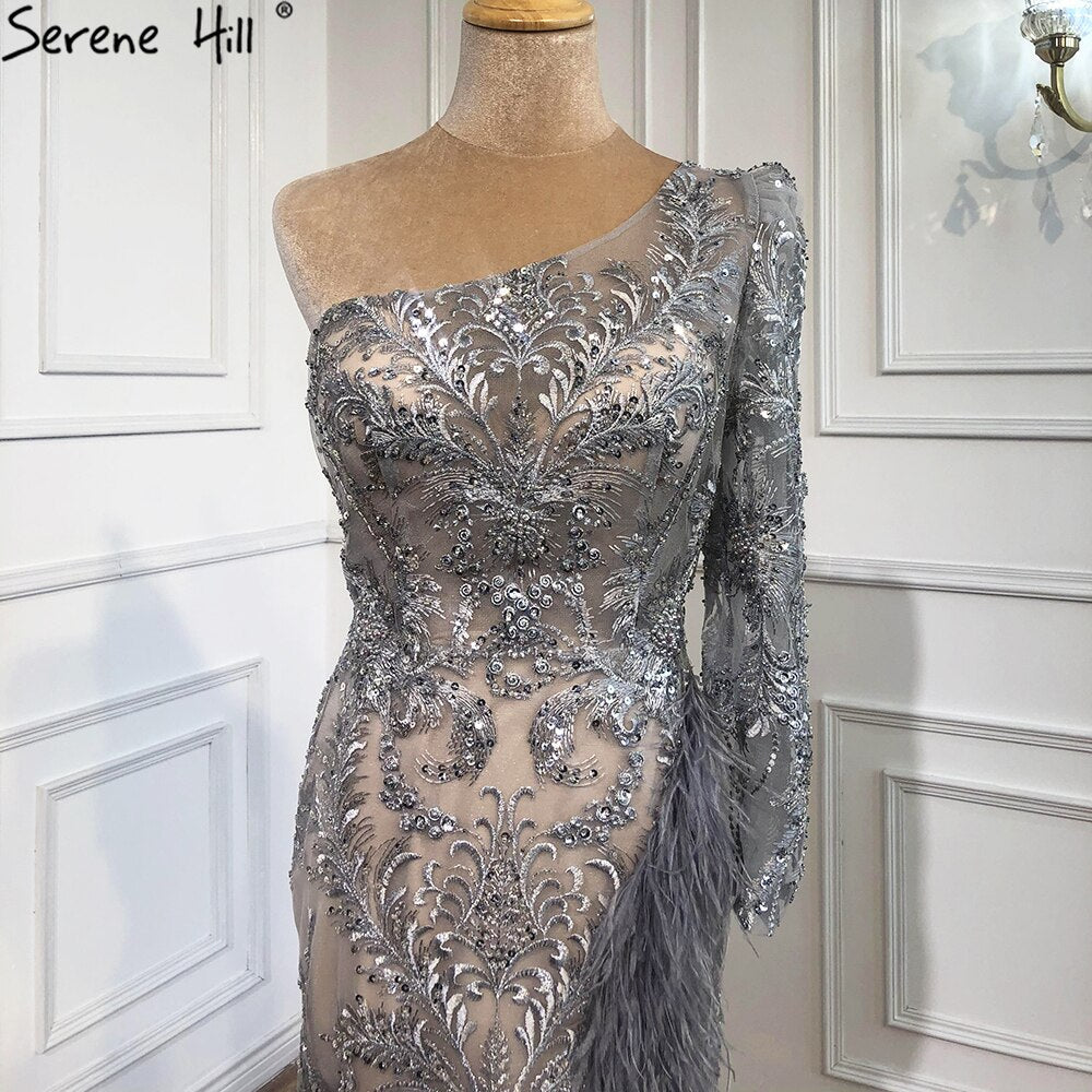 Vestido de noche sexy de sirena con abertura alta en gris 2025, vestido formal de un solo hombro con plumas y cuentas, diseño LA70691