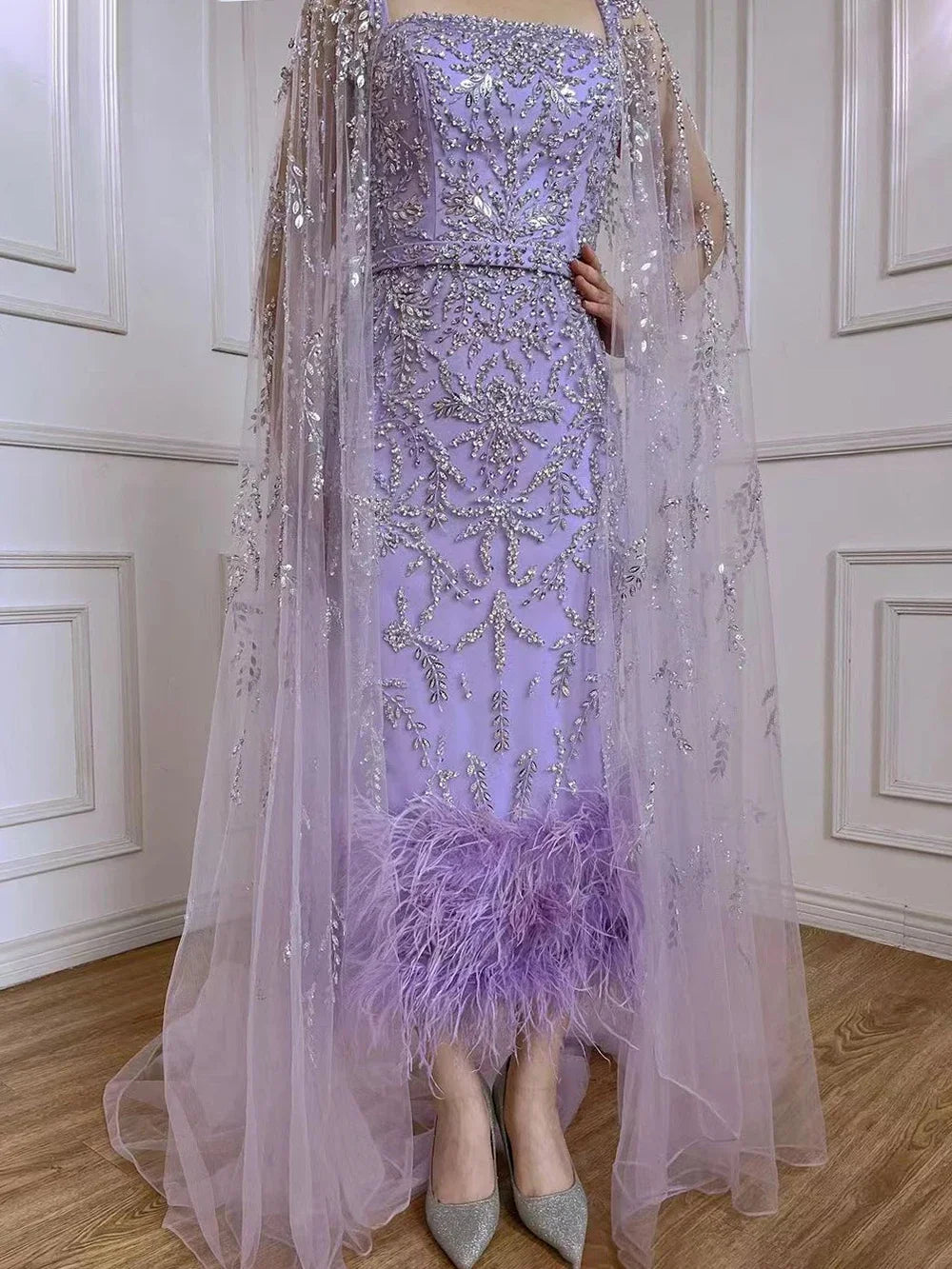 Lilafarbenes, knöchellanges, luxus Abendkleid mit Perlen und Cape im Meerjungfrauen-Stil LA71841