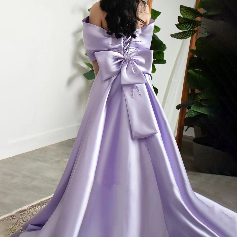 Elegantes schulterfreies lila Abendkleid mit Überrock LA72075