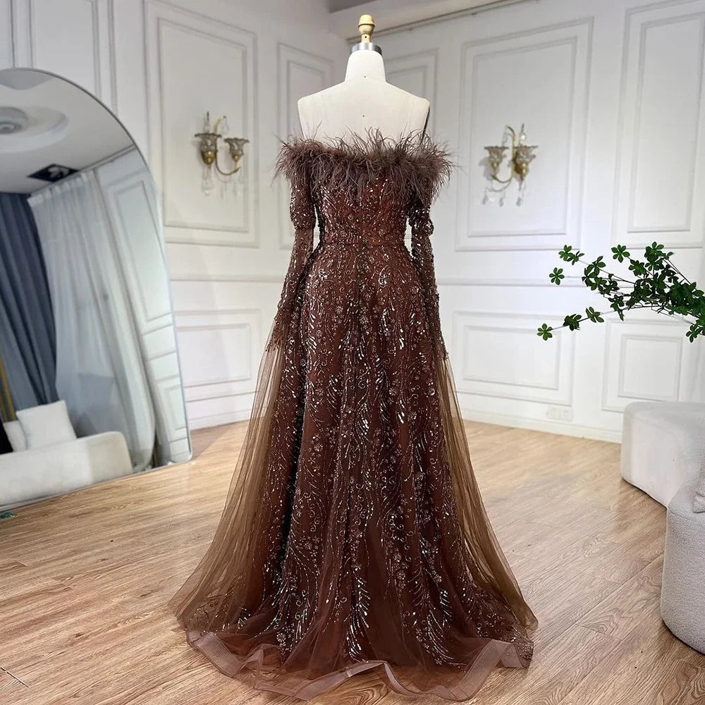 Vestido de noche marrón con plumas y hombros descubiertos y mangas estilo capa LA72401
