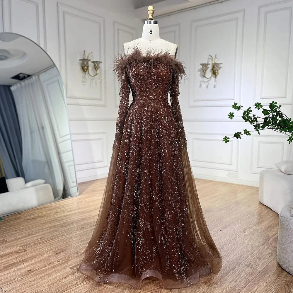 Vestido de noche marrón con plumas y hombros descubiertos y mangas estilo capa LA72401