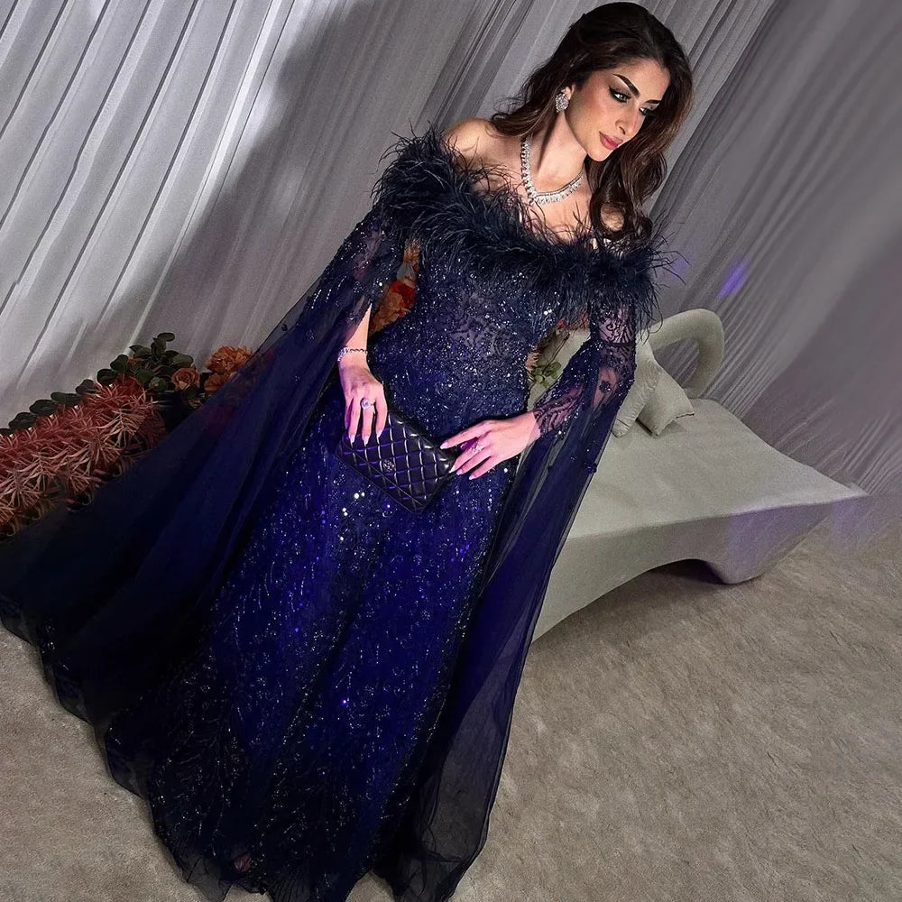 Vestido de noche marrón con plumas y hombros descubiertos y mangas estilo capa LA72401