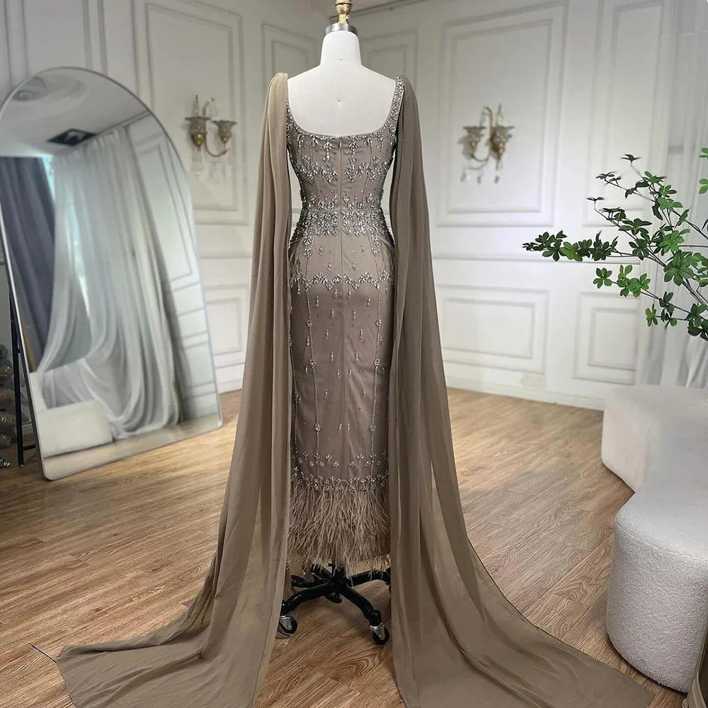 Vestido de noche color caramelo, sirena, largo hasta los tobillos, con cuentas y plumas LA71492B