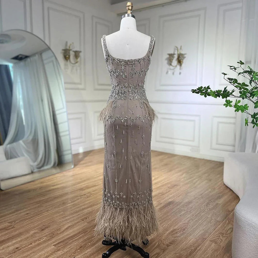 Vestido de noche color caramelo, sirena, largo hasta los tobillos, con cuentas y plumas LA71492B