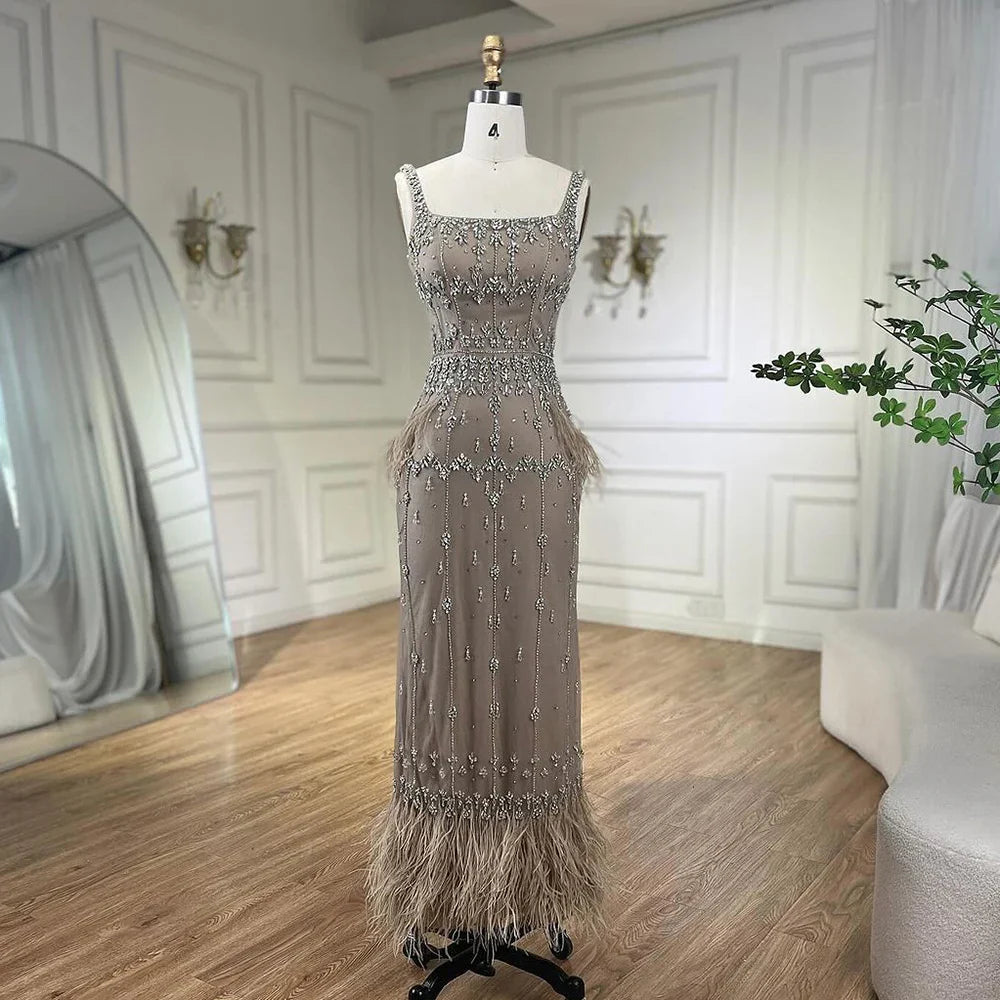 Vestido de noche color caramelo, sirena, largo hasta los tobillos, con cuentas y plumas LA71492B