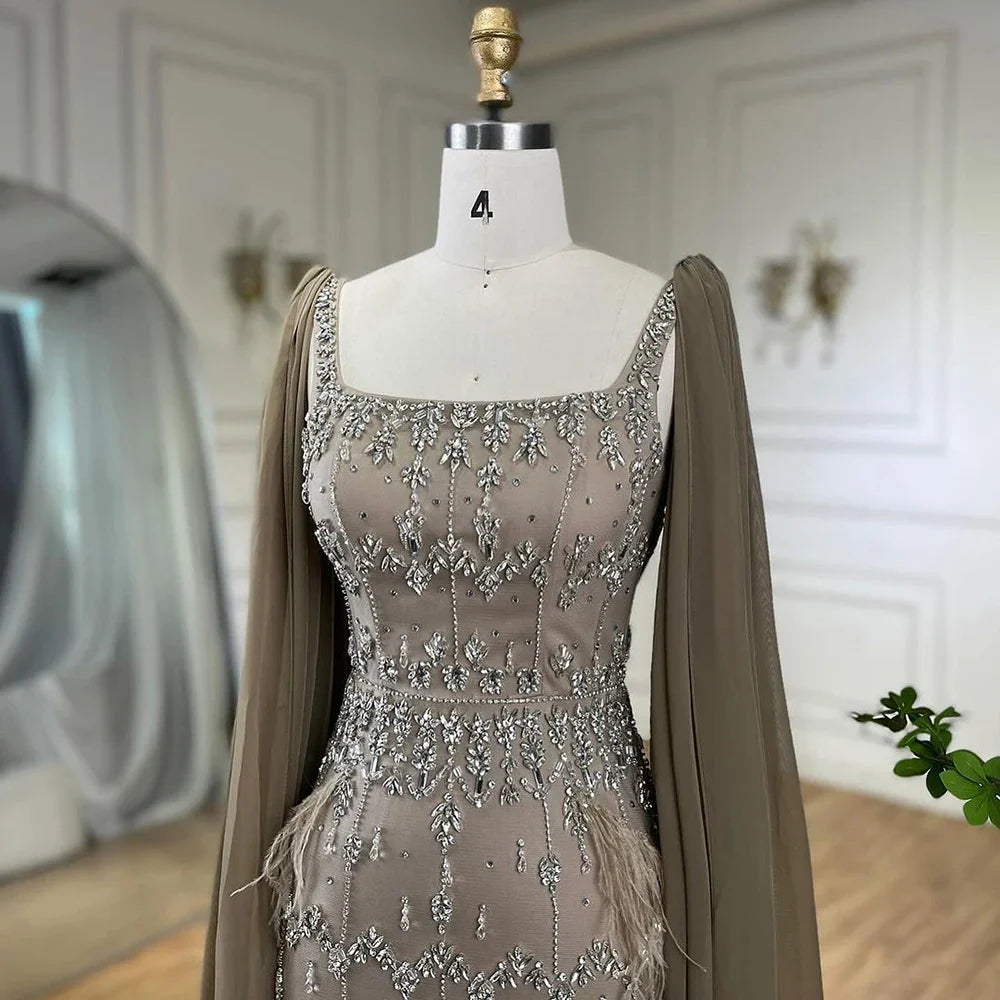 Vestido de noche color caramelo, sirena, largo hasta los tobillos, con cuentas y plumas LA71492B