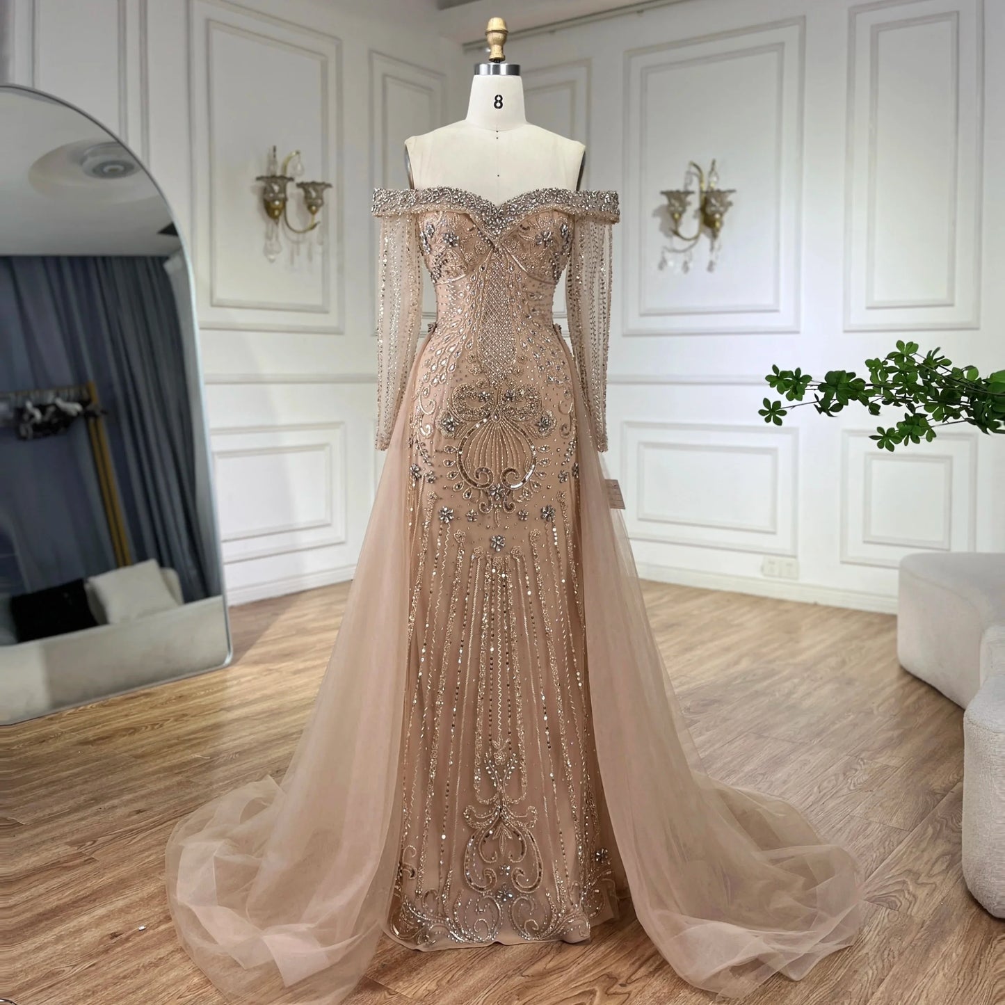 Vestido de noche elegante de sirena color piel con cuentas y sobrefalda LA72397