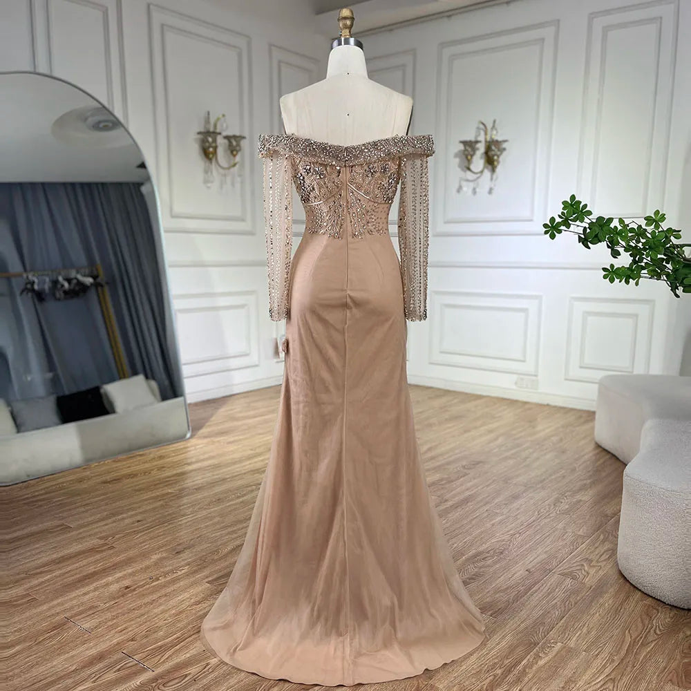 Vestido de noche elegante de sirena color piel con cuentas y sobrefalda LA72397