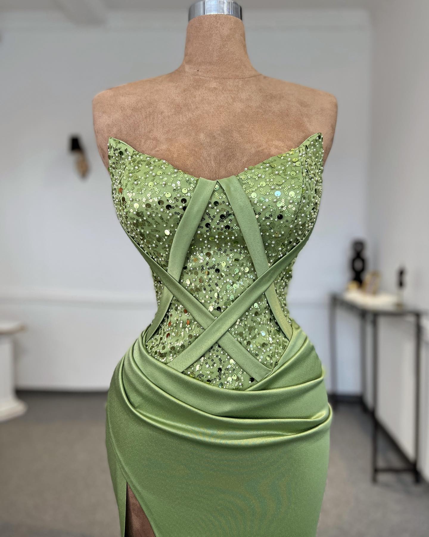 Sexy säulenförmiges trägerloses ärmelloses Satin-Ballkleid mit Pailletten für Damen