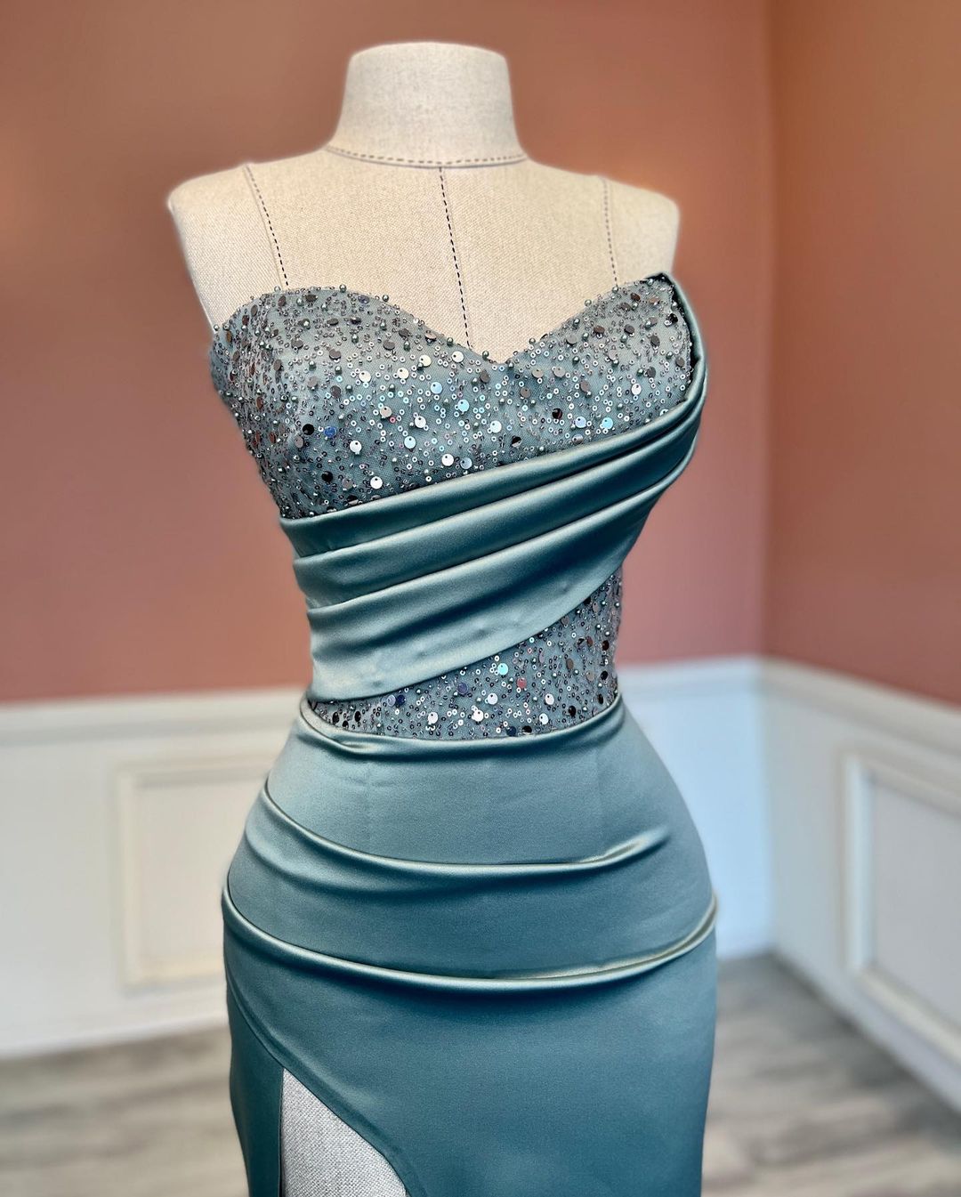 Sexy Langes Meerjungfrau-Abendkleid mit trägerlosem Paillettenbesatz und Schlitz