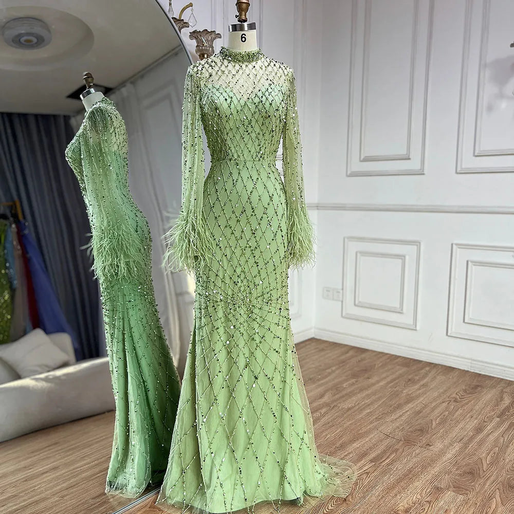 Luxuriöses Abendkleid mit Perlen und Federn in Salbeigrün mit langen Ärmeln LA72394A