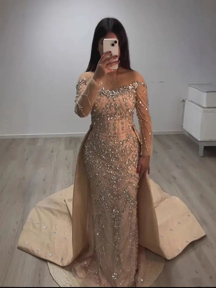 Luxuriöses schulterfreies Abendkleid mit langen Ärmeln und Perlenbesatz und Schleppe LA72930