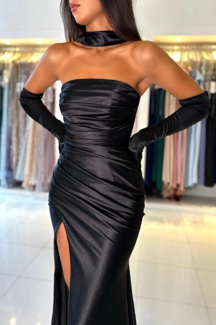 Schlichtes langes schwarzes trägerloses Satin-Ballkleid im Meerjungfrauenstil mit Schlitz