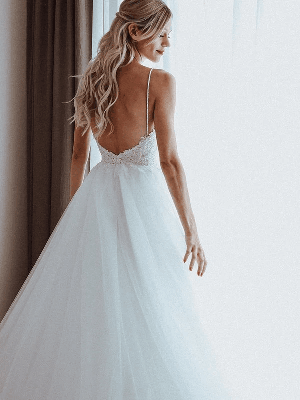 Vestido de novia de tul con tirantes finos, apliques de cuentas y corte en A WD550