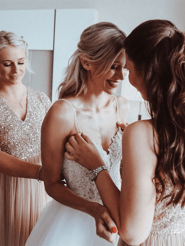 Vestido de novia de tul con tirantes finos, apliques de cuentas y corte en A WD550