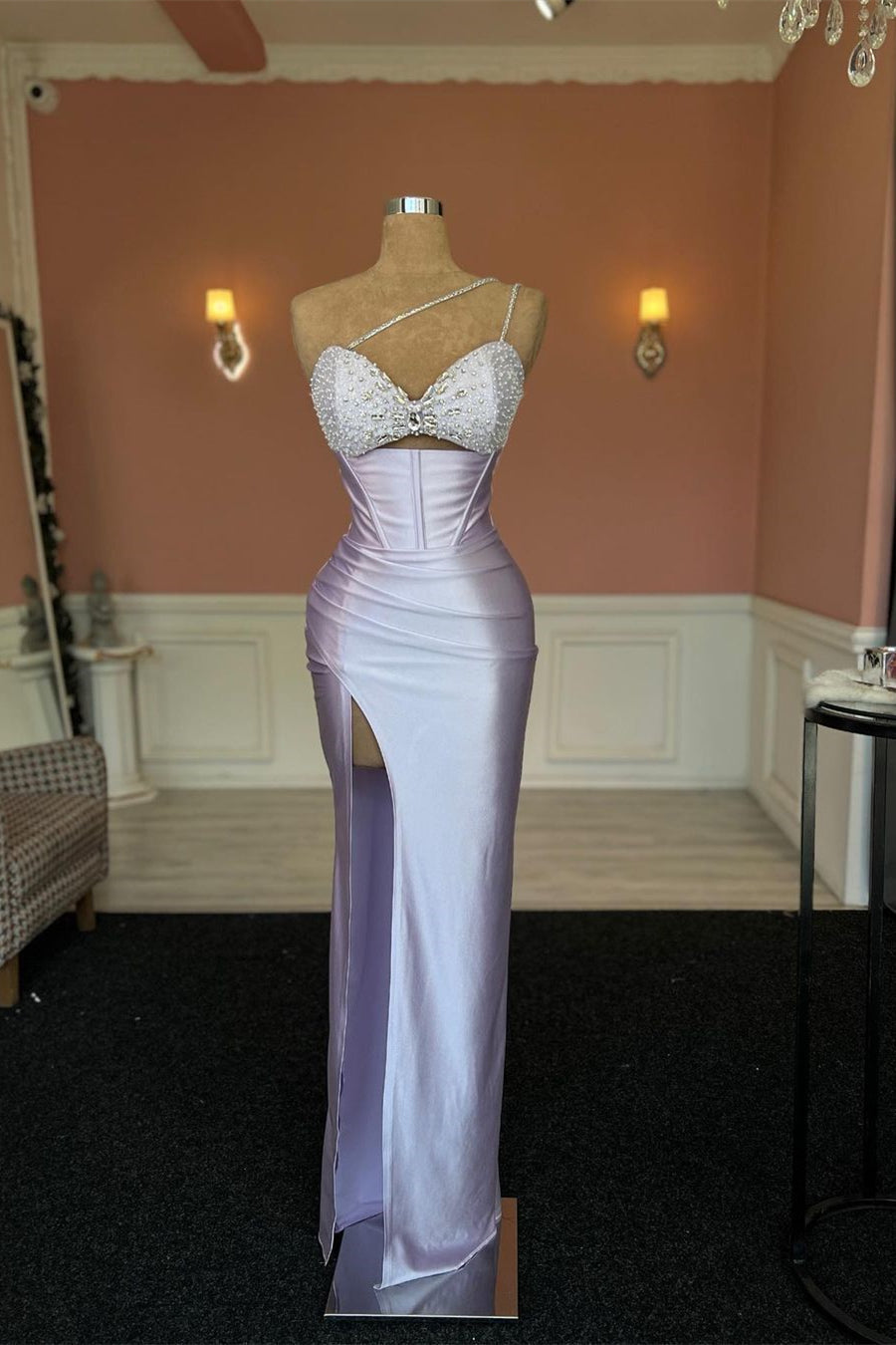 Ärmelloses Meerjungfrau-Ballkleid mit Schlitz vorne und Perlenbesatz