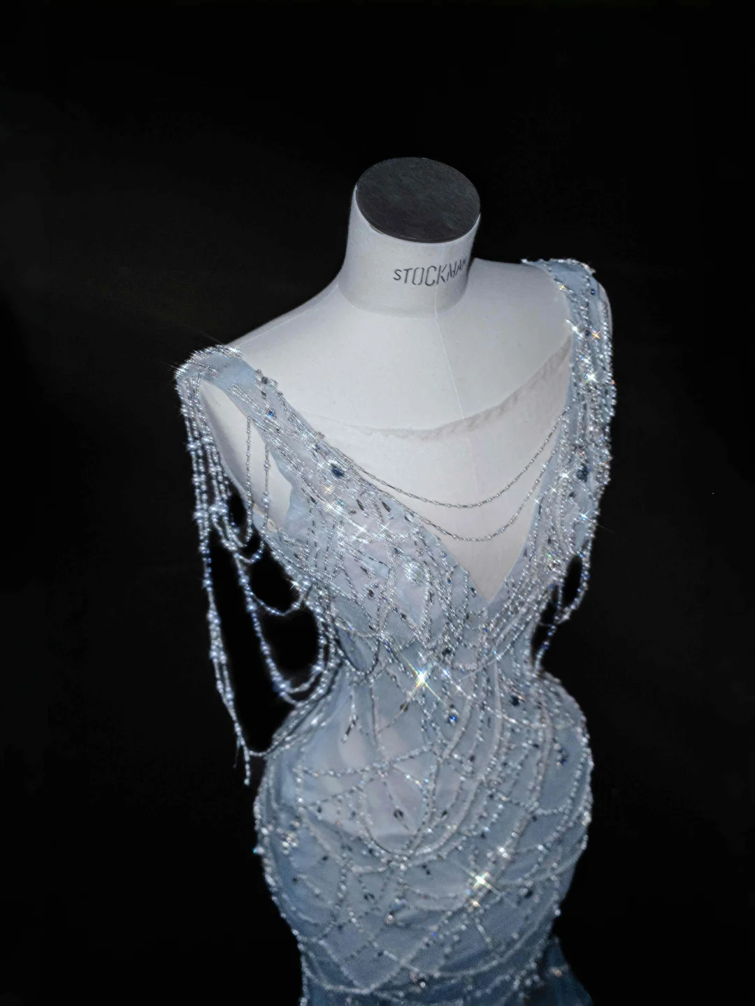 Vestido de fiesta largo de sirena con escote en V y cadena de cuentas de tul azul sueño Y8665
