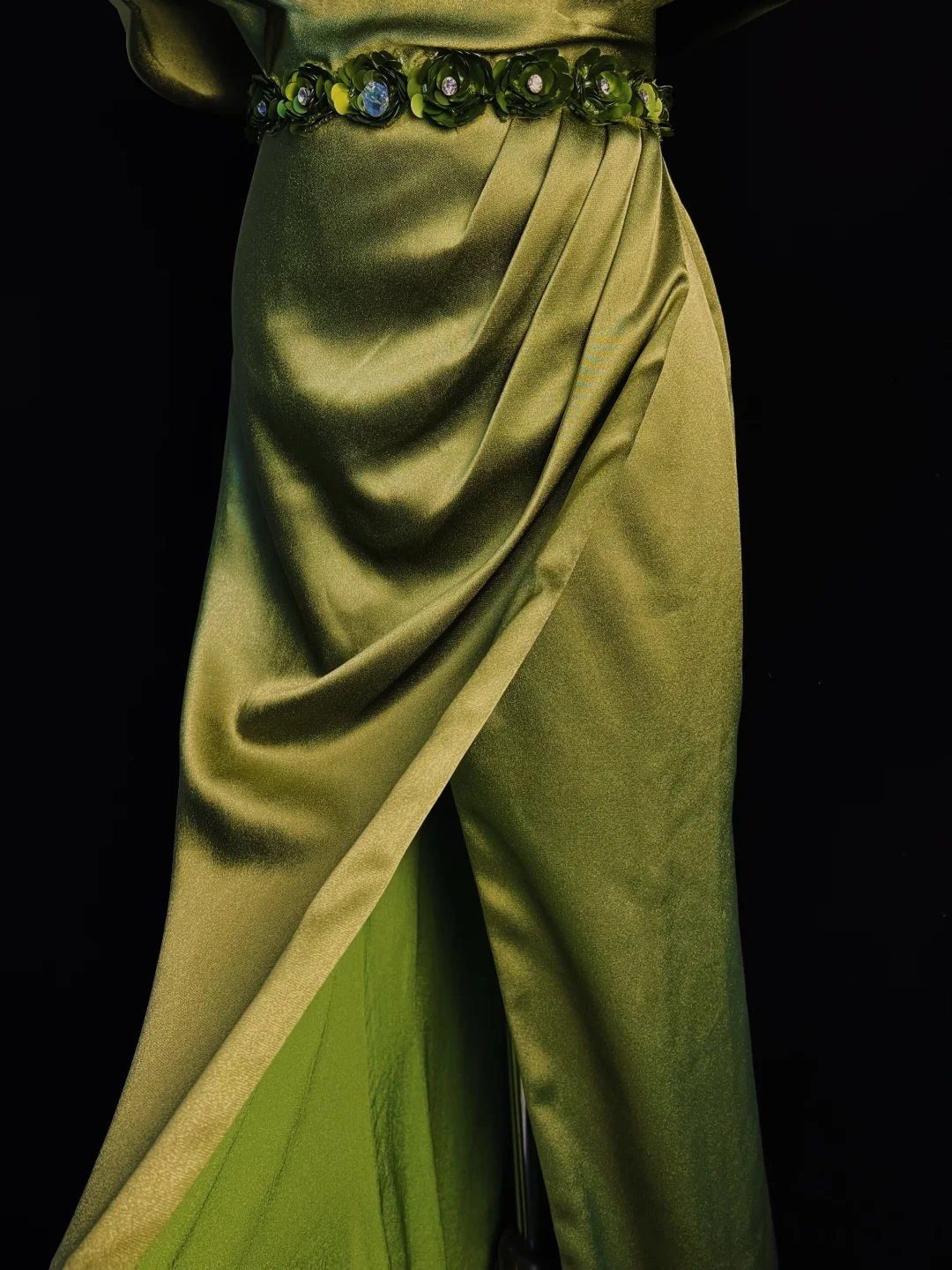Vestido de fiesta elegante de satén verde oliva con hombros descubiertos y abertura, vestido de noche estilo sirena con abertura Y8650