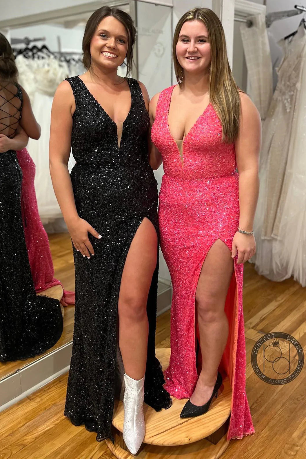 Ballkleid mit tiefem Ausschnitt und Schlitz SYP147