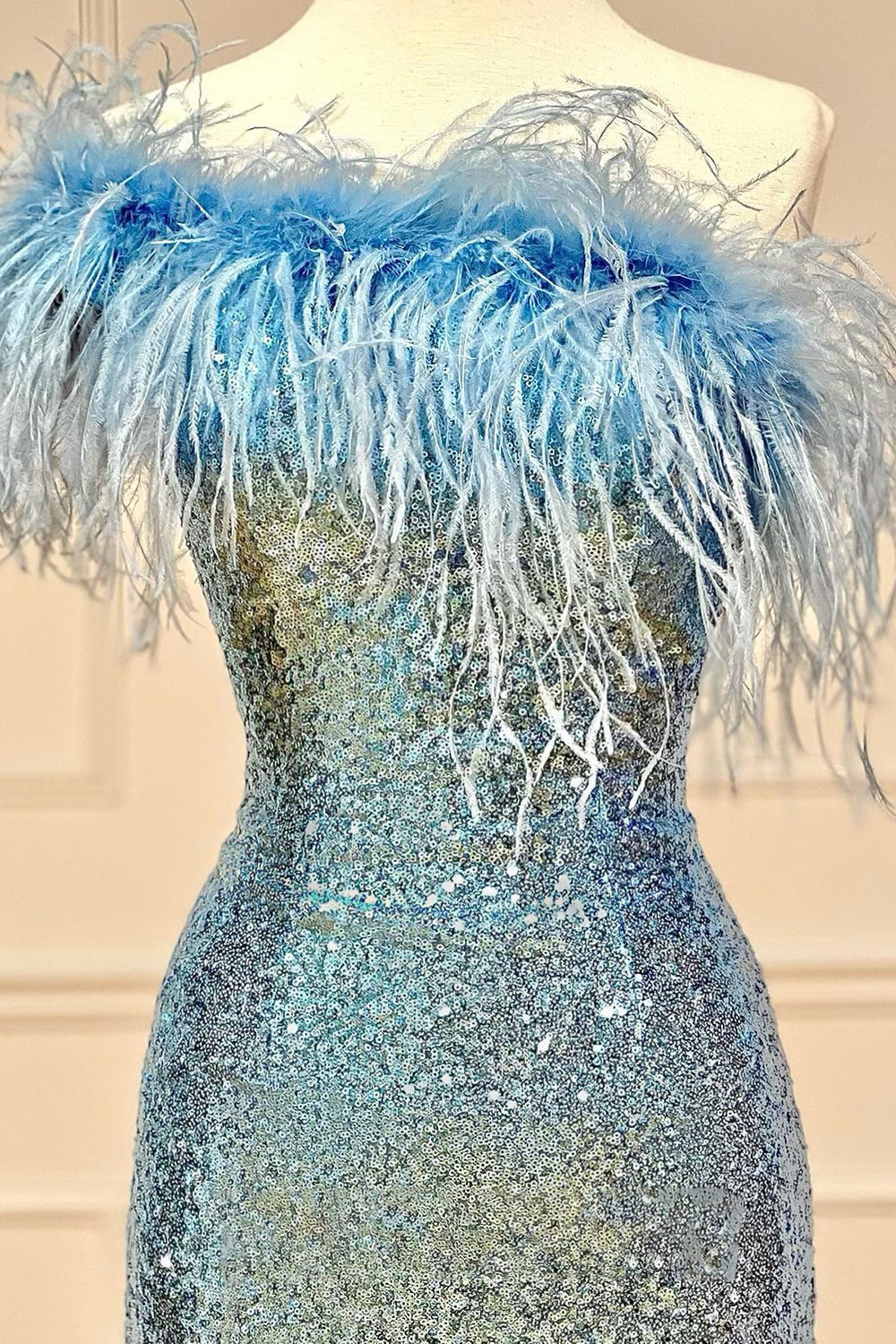 Florence | Vestido de fiesta ajustado con lentejuelas brillantes y plumas en azul claro