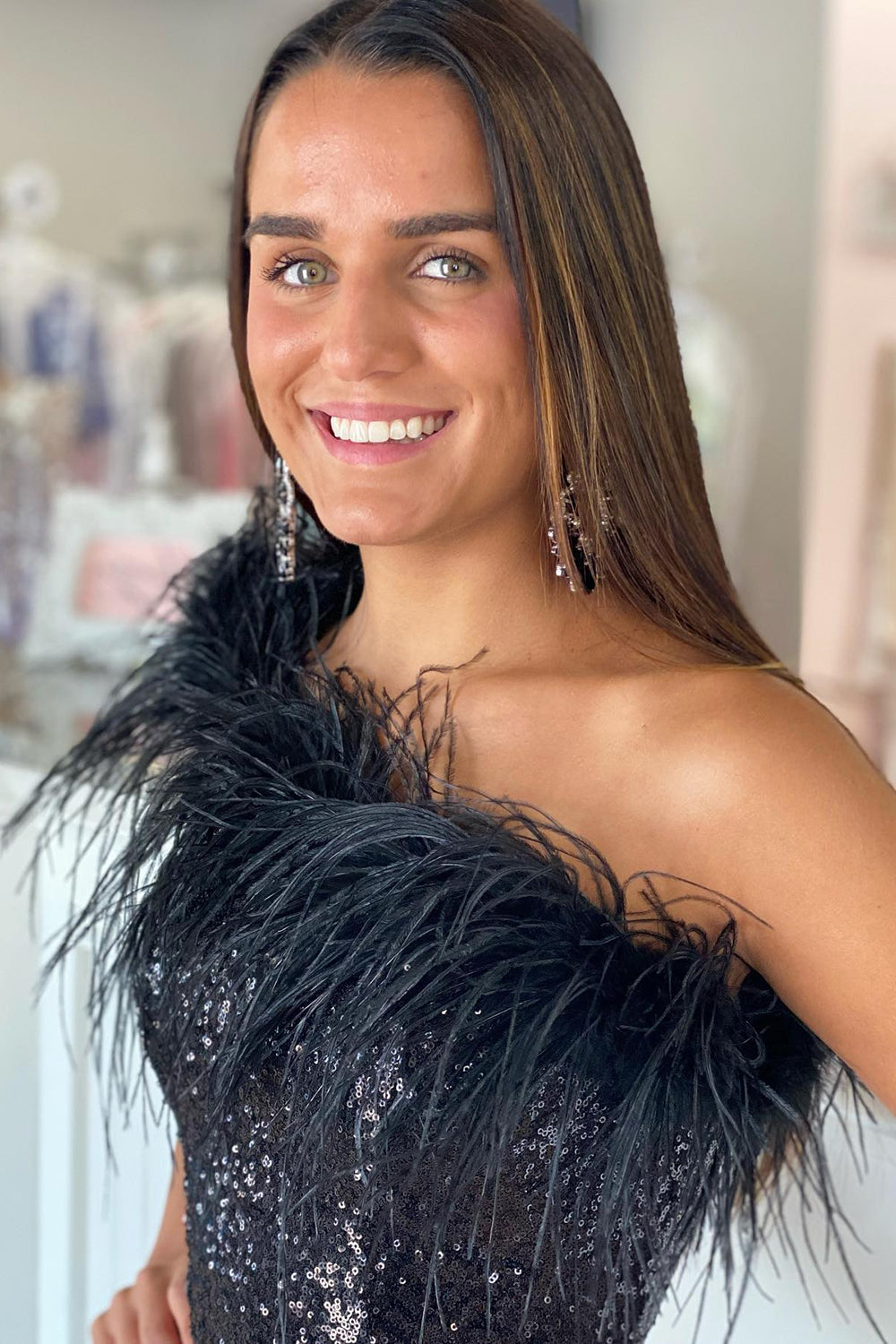 Florence | Vestido de fiesta ajustado con lentejuelas brillantes y plumas en azul claro