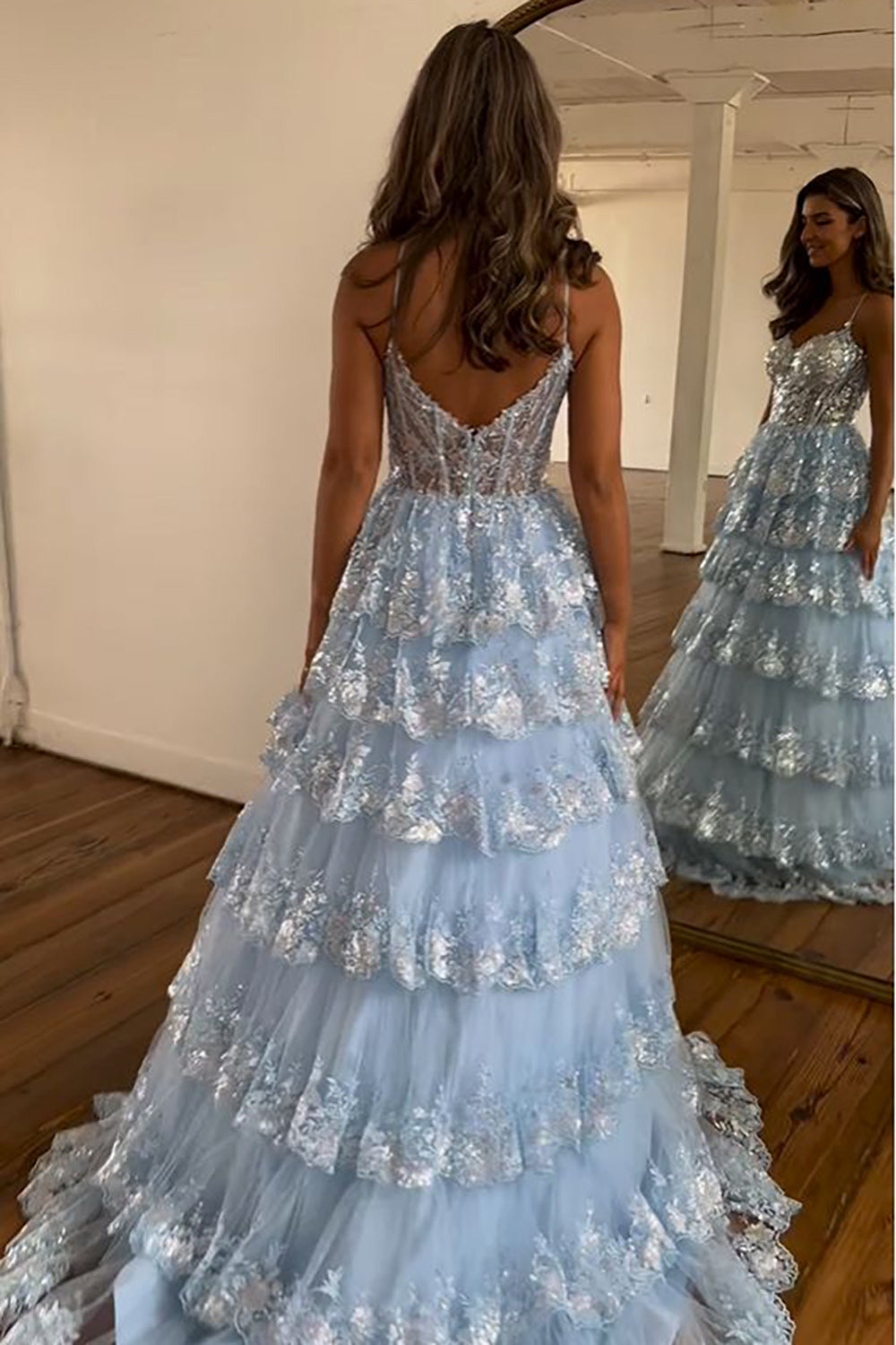 Maryam | Vestido de fiesta de encaje escalonado con tirantes finos y corte A