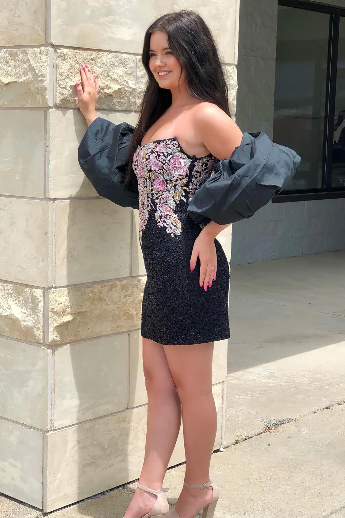 Schwarzes trägerloses Homecoming-Kleid mit Perlenapplikationen und abnehmbaren Ärmeln Y2823