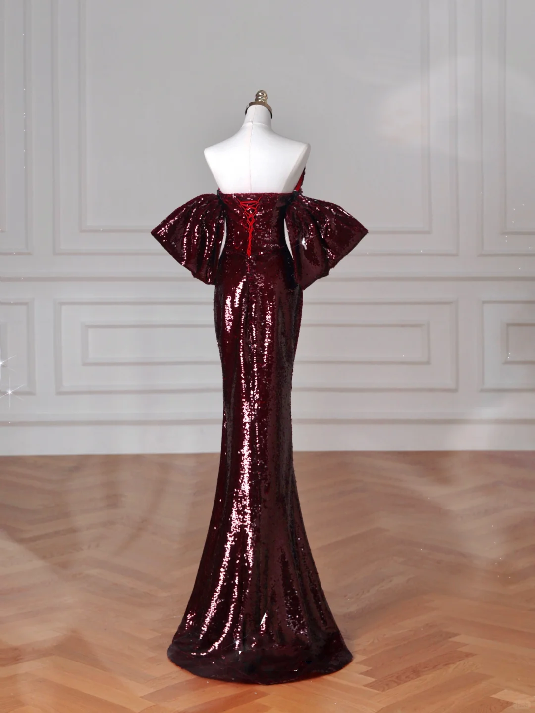 Vestido de noche estilo sirena con lentejuelas y hombros descubiertos en color burdeos Y8639